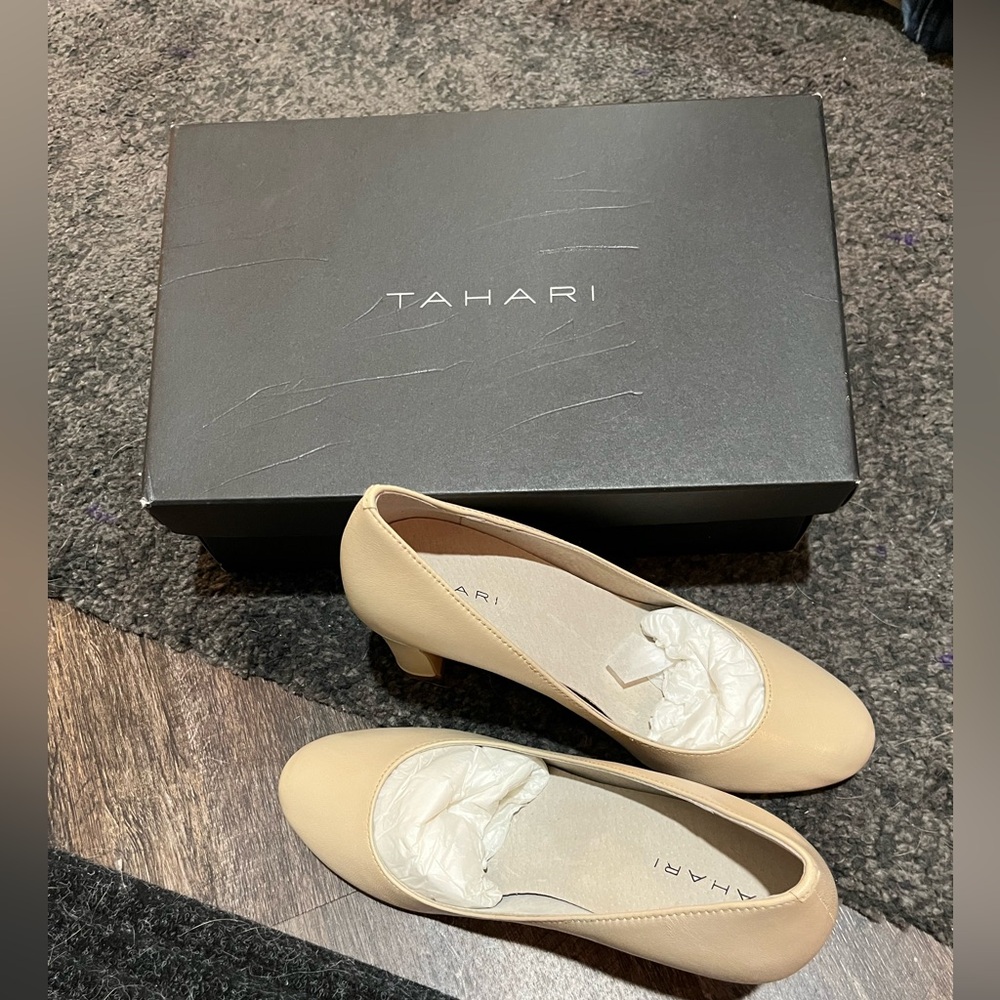 Tahari pumps. Buttercup. Size 7M. Never worn!! New.